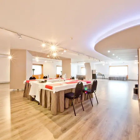雅典娜山谷公寓式酒店 4* 格拉诺列尔斯